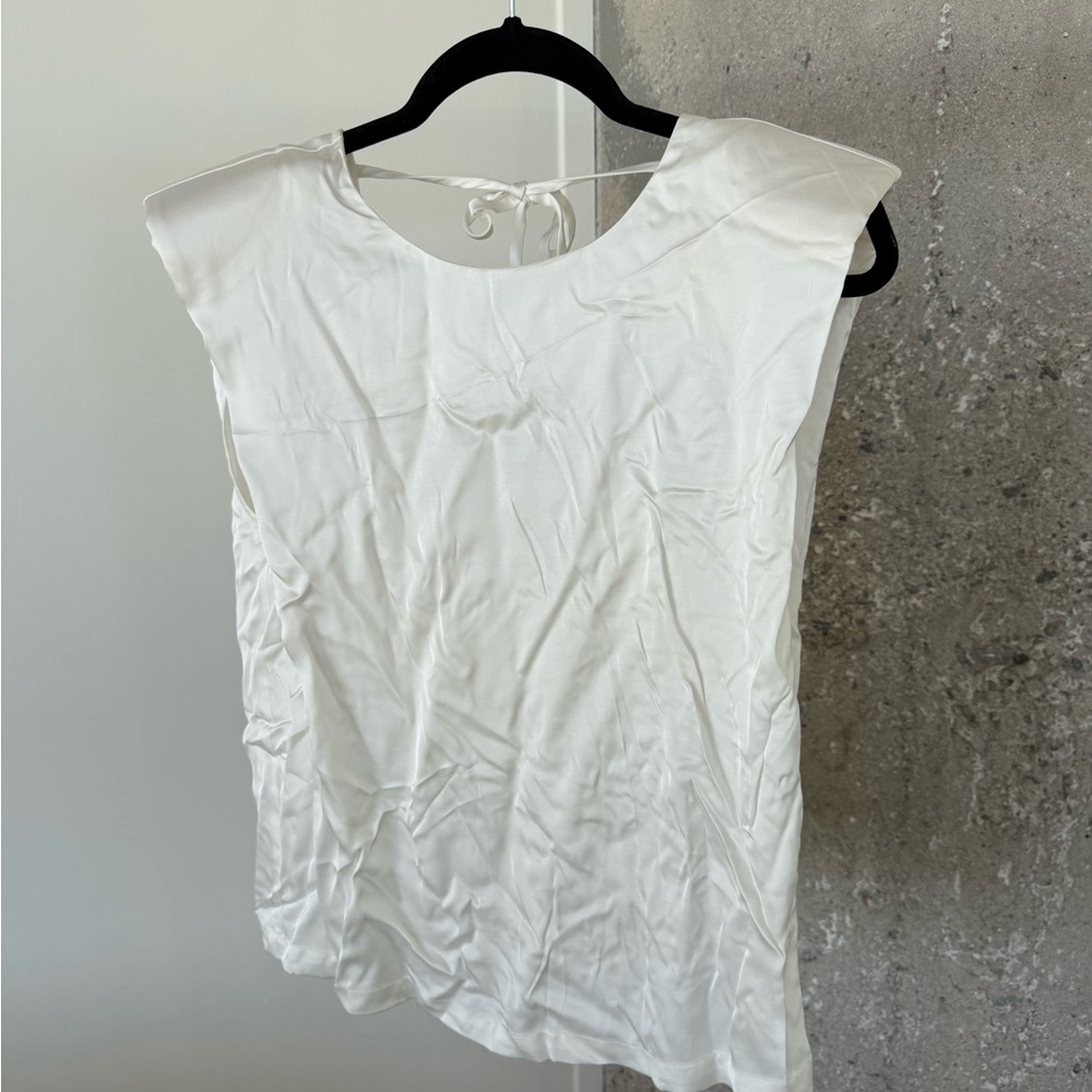 Chic White Sleeveless Blouse